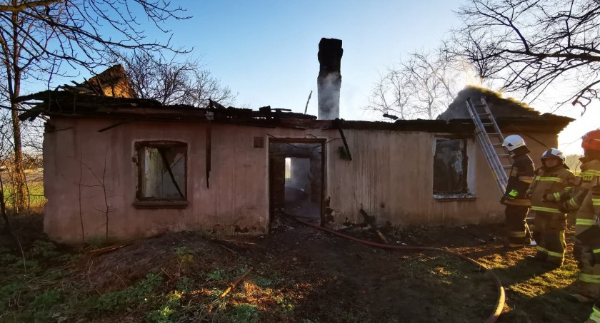 Tragiczny pożar w gminie Brzeziny. Strażacy natrafili na zwęglone zwłoki mężczyzny