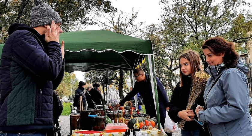 Na plantach staną stoiska hodowców kwiatów i roślin oraz producentów miodów i przetworów