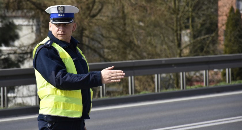Jechał zygzakiem, zatrzymali go policjanci. 43-letni kierowca skutera był pod wpływem alkoholu