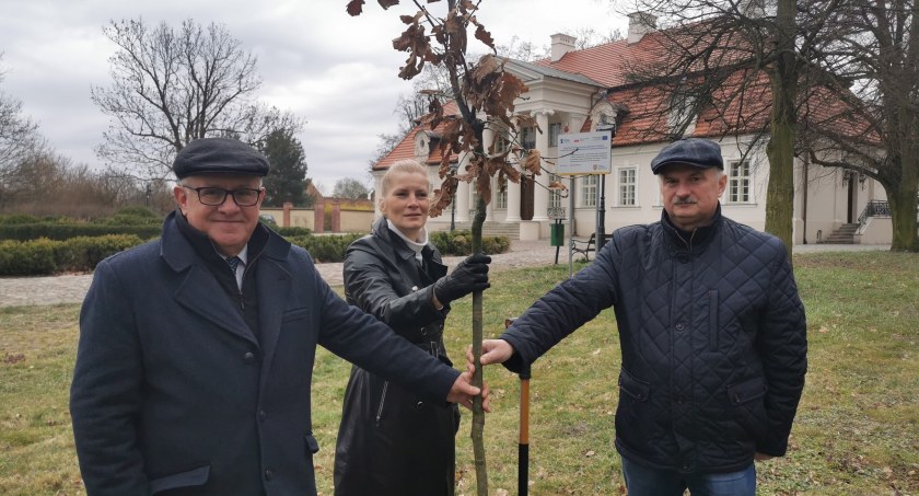25 dębów na 25-lecie uchwalenia Konstytucji RP