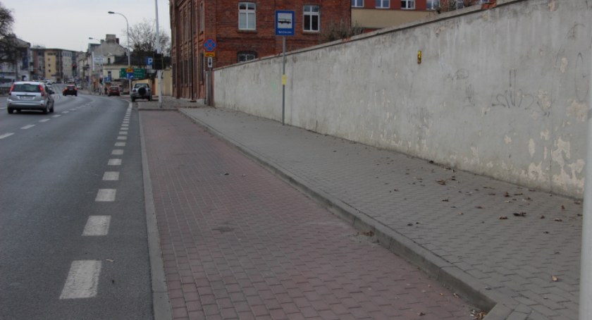 Uwaga - to już nie parking a przystanek autobusowy – pułapka dla kierowców a policja czatuje