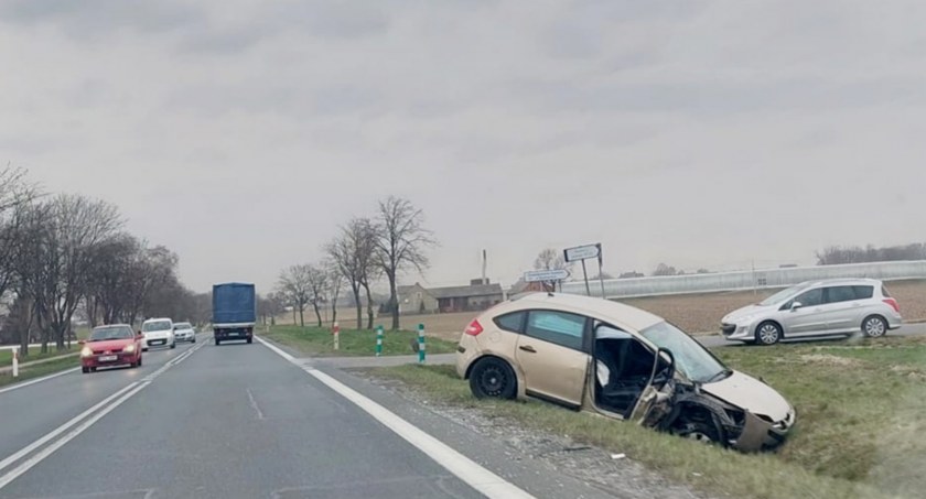 Zderzenie na krajówce. Mieszkaniec powiatu kaliskiego wymusił pierwszeństwo przejazdu