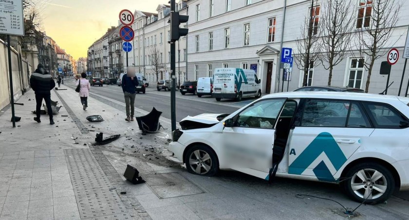 O krok od tragedii. Na Rogatce kierowca wjechał na skrzyżowanie na czerwonym świetle