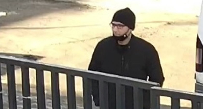 Poznajesz tego mężczyznę? Zadzwoń na policję!