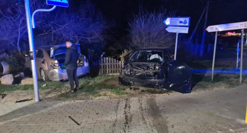 Zderzenie na skrzyżowaniu w Jankowie Pierwszym. Kierowca hondy nie zatrzymał się na STOP-ie