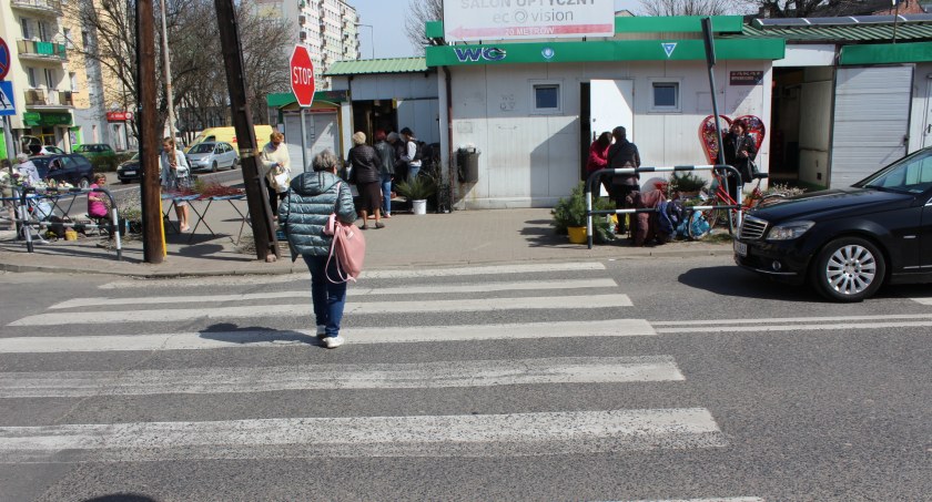 Czy zmiany w przepisach zmniejszyły liczbę  wypadków na przejściach dla pieszych?