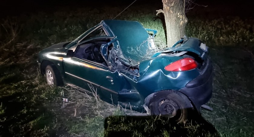 Peugeot roztrzaskał się na drzewie, kierowcy szuka policja. „To cud, że nie zginął”
