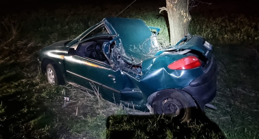 Kierowca peugeota, który rozbił się na drzewie sam zgłosił się na policję