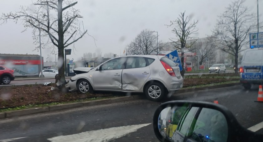 Zderzenie dwóch samochodów na ul. Podmiejskiej. Jedno z aut roztrzaskało się na drzewie