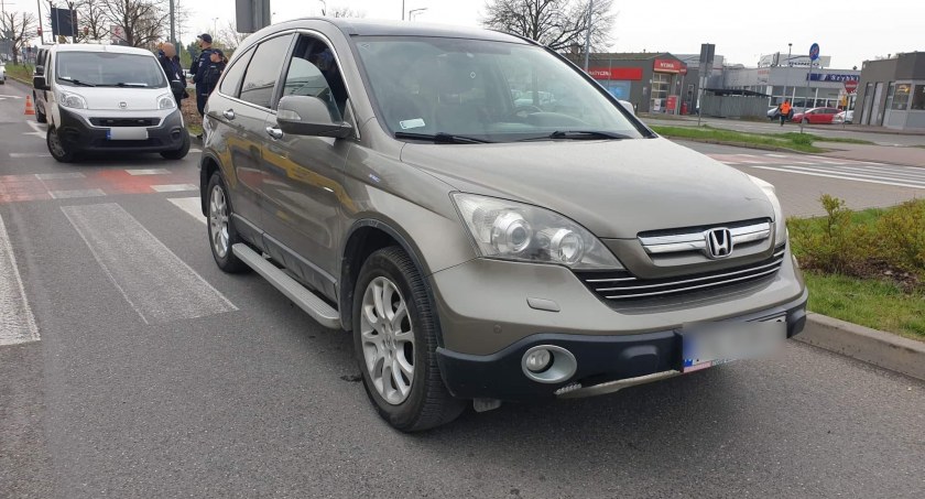 Kobieta próbowała zatrzymać kierowcę hondy, który jej zdaniem mógł być pijany. Ten porzucił auto na jezdni i... uciekł pieszo