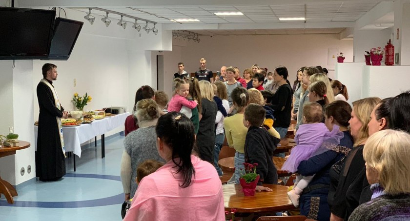 Prawosławna Wielkanoc w Domu Studenta „Bulionik”. Rektor Akademii Kaliskiej spotkał się z uchodźcami