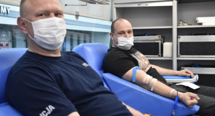 W taki sposób również ratują ludzkie zdrowie i życie. Policjanci oddali krew