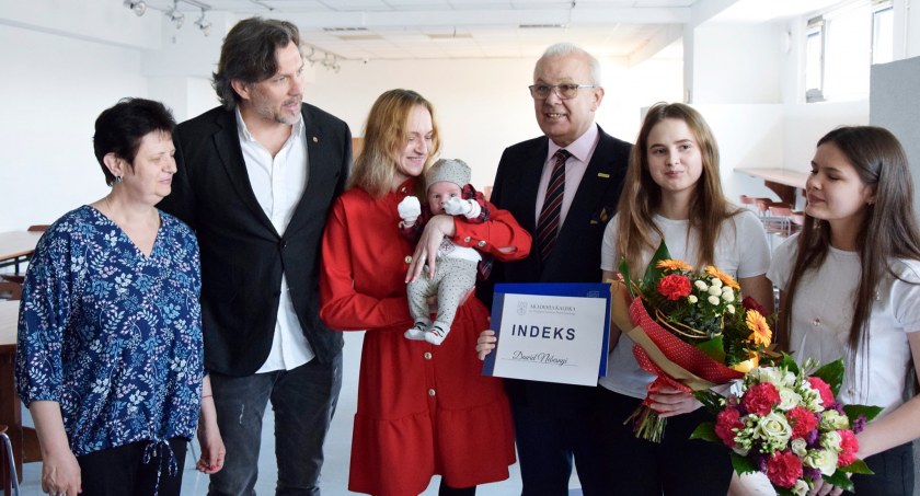 Ludmiła uciekła w ciąży przed wojną w Ukrainie. Jej synek urodził się w Kaliszu i właśnie otrzymał… indeks wyższej uczelni