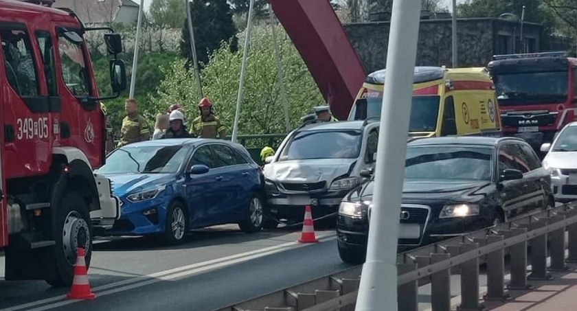 Zderzenie dwóch samochodów na moście w Piwonicach. Poszkodowana kobieta z dzieckiem