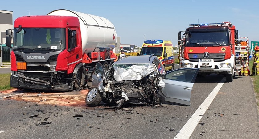 Zderzenie samochodu osobowego i ciężarówki w Kaliszu. Kierowca zmarł w szpitalu