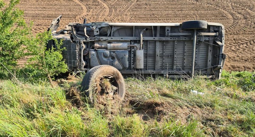 Czołowe zderzenie osobówki i busa. Jedno z aut dachowało