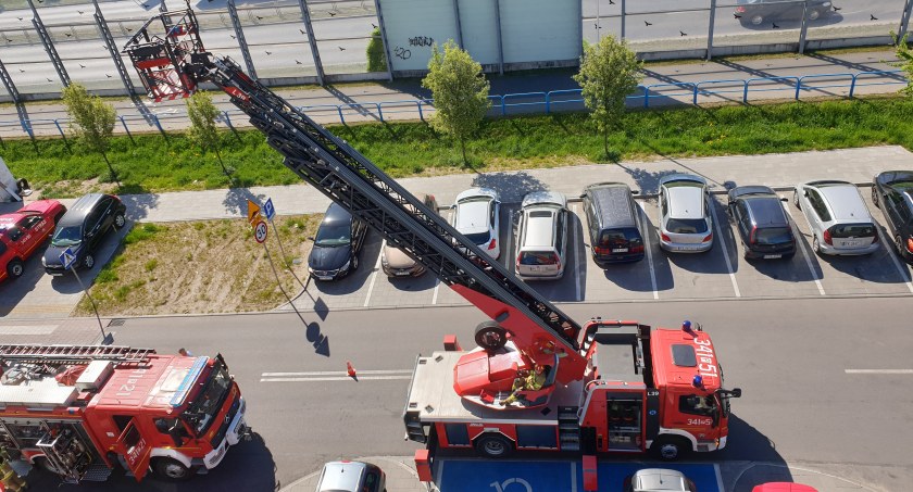 Pożar w siedzibie ZUS i dwie osoby poszkodowane. Tak ćwiczyli strażacy