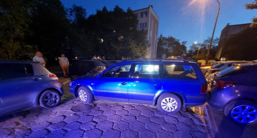 Podczas cofania uszkodził trzy inne auta. Za kierownicą pijany obywatel Ukrainy