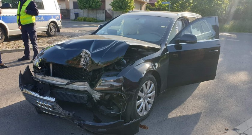 Demolka na Winiarach. Pijany Polak i Ukrainiec staranowali autem dwa płoty i skrzynkę gazową