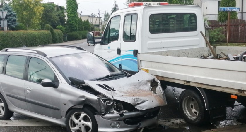 Kraksa na Zagorzynku. Zderzyły się samochód PWiK i osobówka