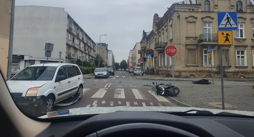 Motocyklista ranny w wypadku na skrzyżowaniu ulic Młynarskiej i Staszica