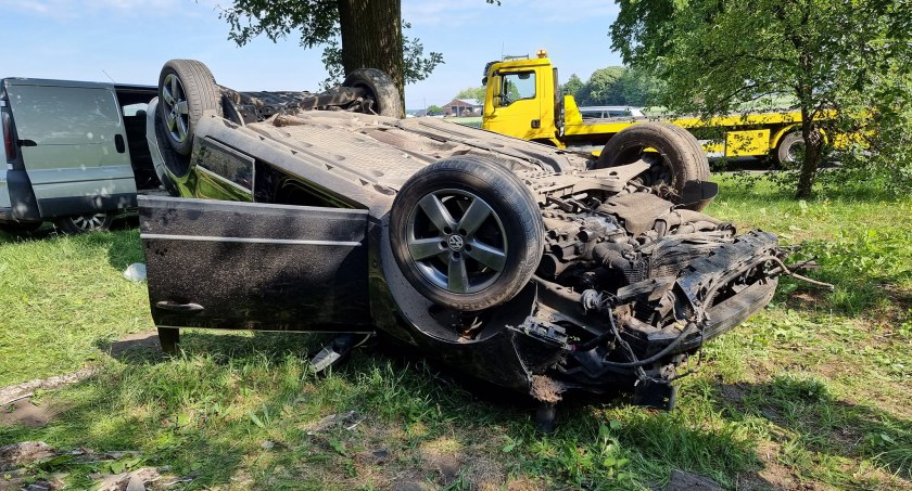 Auto wypadło z drogi i uderzyło w… dach budynku