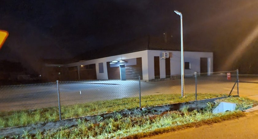 Auto staranowało płot i wpadło na podwórze. W pojeździe troje nietrzeźwych obywateli Ukrainy