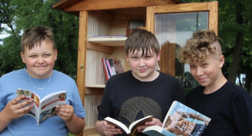 Pierwsza w powiecie plenerowa biblioteczka w Piotrowie