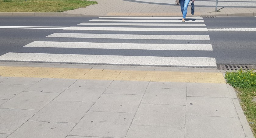 Nowe przepisy nie pomagają pieszym  na przejściach