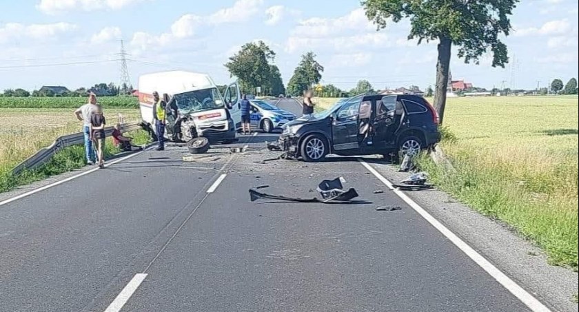 Wypadek na drodze krajowej nr 25 w Piątku Małym. Bus zderzył się z osobówką