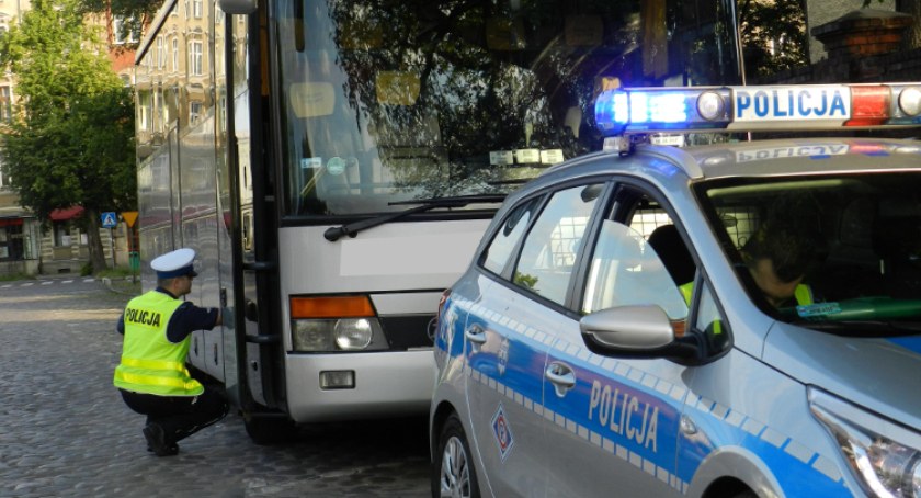Twoje dziecko jedzie na kolonie lub obóz? Poproś policję o sprawdzenie autokaru!