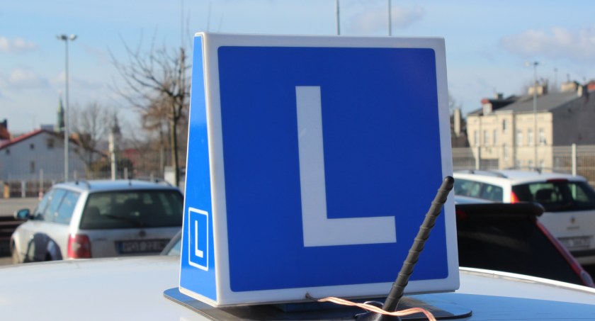 Cena za kurs na prawo  jazdy czterokrotnie w górę?