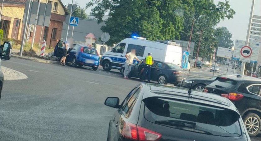 Kolizja na Rondzie Ptolemeusza zakończona wysokim mandatem. Sprawczyni bez uprawnień i z sądowym zakazem