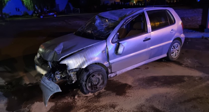 Dachowanie na ul. Długosza w Kaliszu. Za kierownicą pijany 19-latek