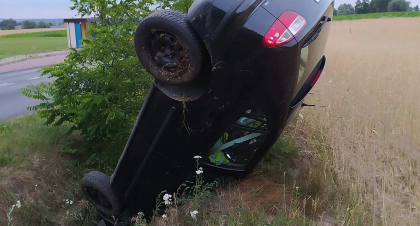 Dachował, próbując uniknąć czołowego zderzenia. Sprawca odjechał, szuka go policja 