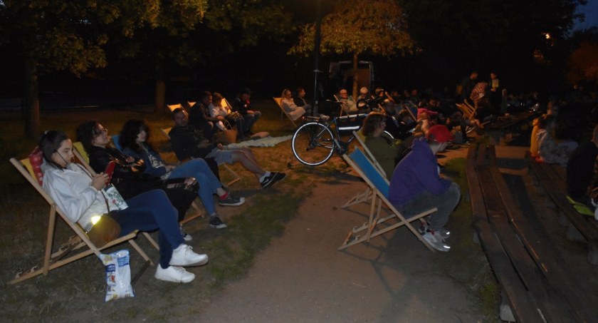 Nocny seans filmowy w Parku Przyjaźni