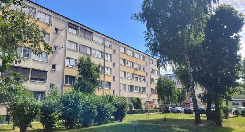 Usiadł na parapecie okna na 3. piętrze i zagroził, że skoczy. Dramatyczne sceny przy ul. Podmiejskiej