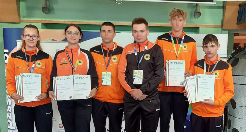 Strzelcy kręcili się koło podium