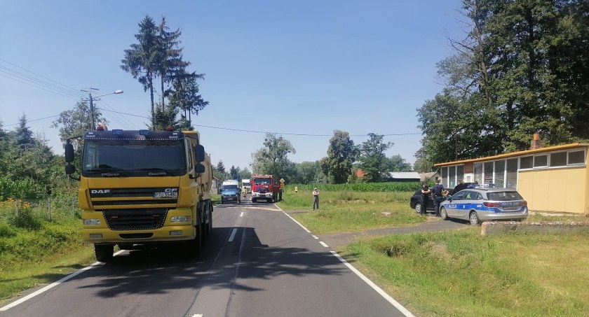 Zderzenie osobówki z ciężarówką w Małgowie