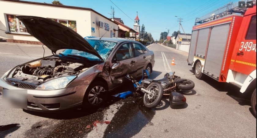Zderzenie samochodu z motocyklem. Dwie osoby w szpitalu