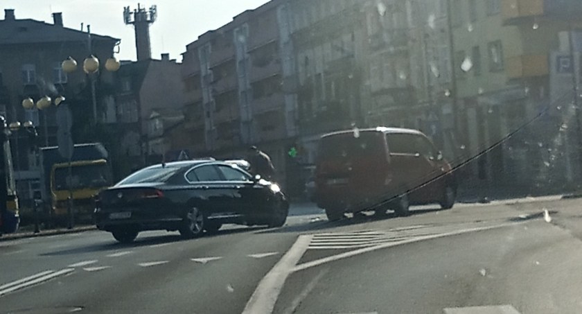 Zderzenie na ul. 3 Maja. Kierowca wjechał na skrzyżowanie na czerwonym świetle