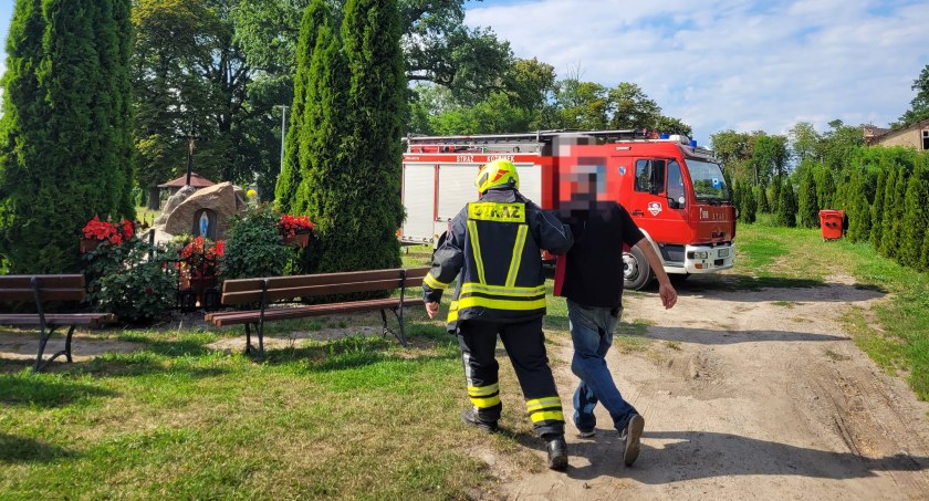 Interwencja służb w Pietrzykowie. Mężczyzna zagroził, że utopi się w stawie