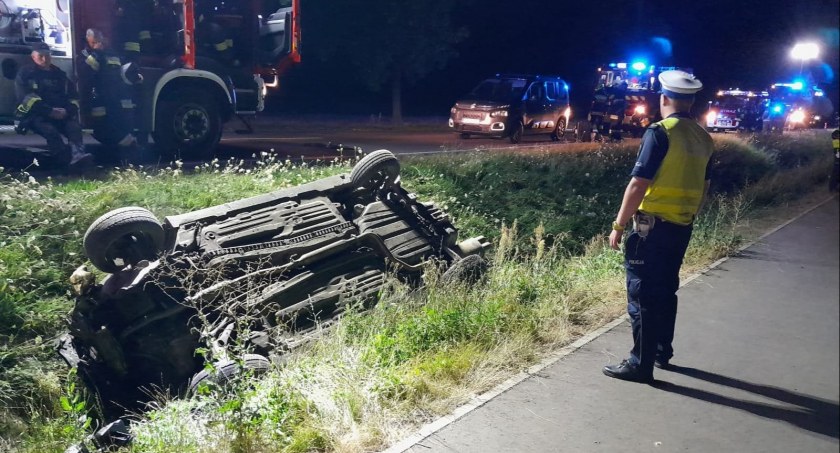 Kierowca jechał za szybko i sięgał po papierosy. Auto dachowało, nie żyje młoda kobieta