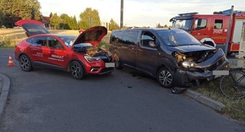 Zderzenie busa z osobówką i potrącenie rowerzysty. Groźna kolizja przy ul. Borkowskiej w Kaliszu