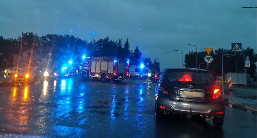 Mężczyzna zasłabł za kierownicą i wjechał na środek ronda. Z pomocą ruszył strażak po służbie