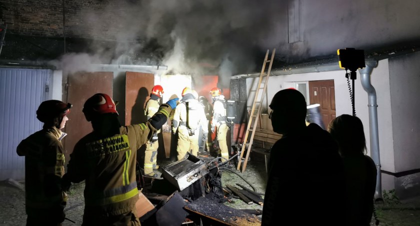 Nocny pożar w centrum miasta. Płonął budynek gospodarczy przy kamienicy