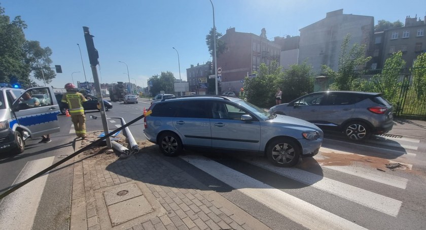 Samochód uderzył w latarnię na al. Wojska Polskiego. Drogę zajechał mu inny pojazd