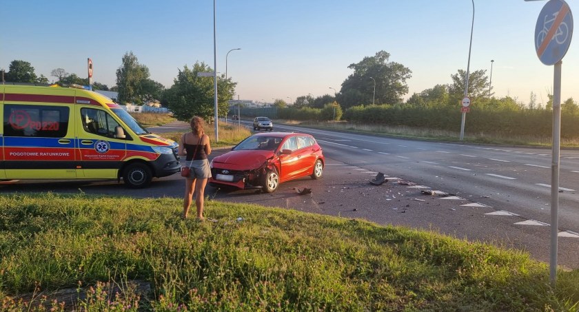 Pijany kierowca busa spowodował kolizję na ul. Piłsudskiego i uciekł. W pościg ruszyli świadkowie