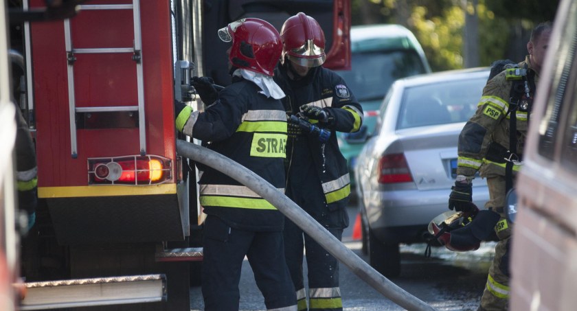 Pożar w bloku przy ul. Podmiejskiej. Policja: doszło do podpalenia