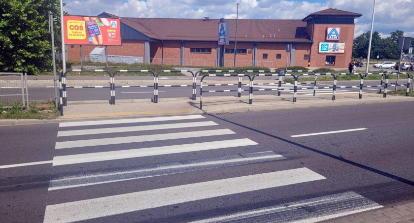 Mężczyzna potrącony przez ciężarówkę na al. Wojska Polskiego. W ciężkim stanie trafił do szpitala